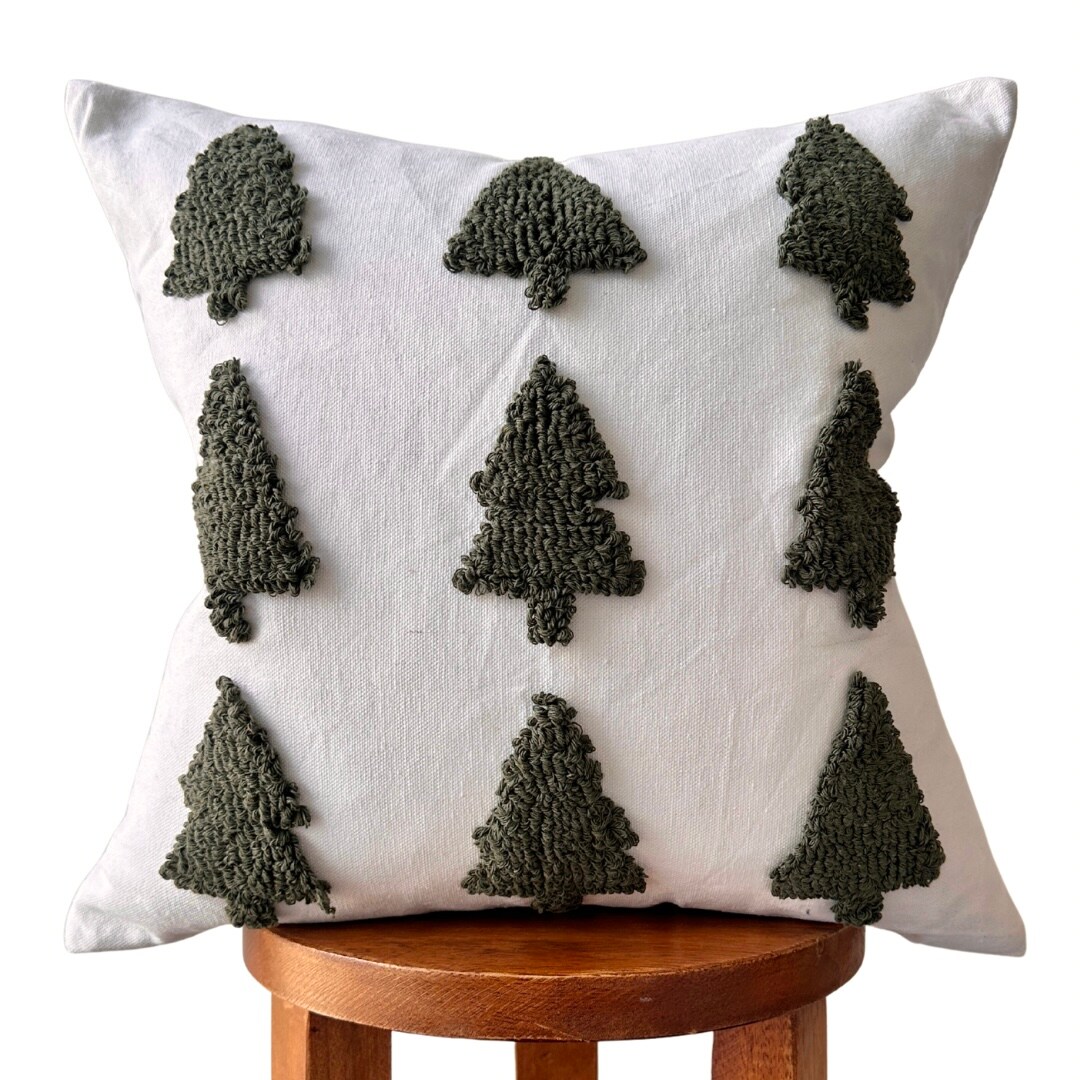 18&#x22; White &#x26; Forest Green Tufted Christmas Tree Pillow Cover
