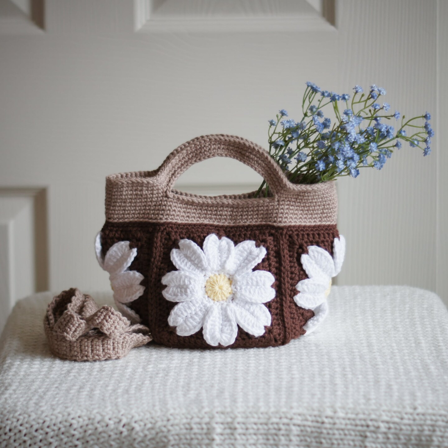 Crochet Daisy Bag: Handmade Cotton Floral Purse with Adjustable