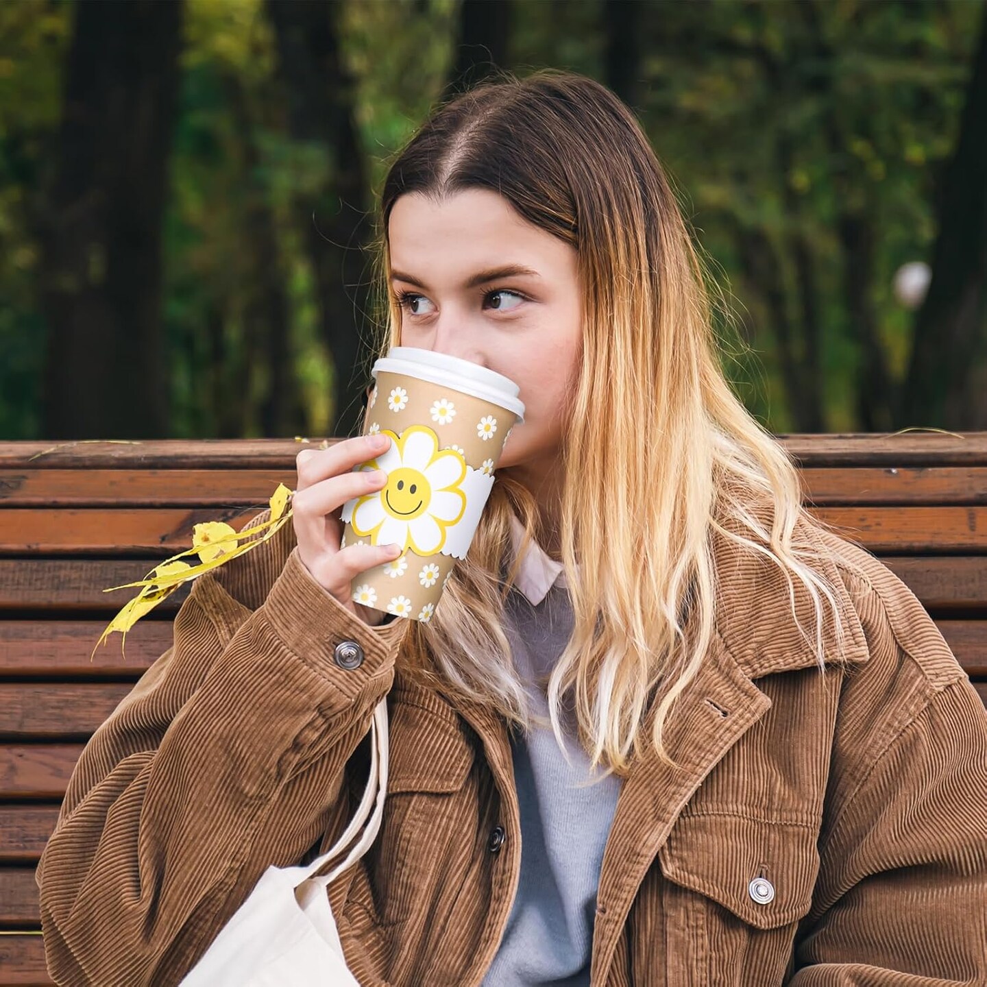 50Pcs Daisy Disposable Paper Cups with Lids and Sleeves 16Oz Smile Daisy Flower Coffee Cups for Spring Wedding Birthday Baby Shower Table Decor Supplies