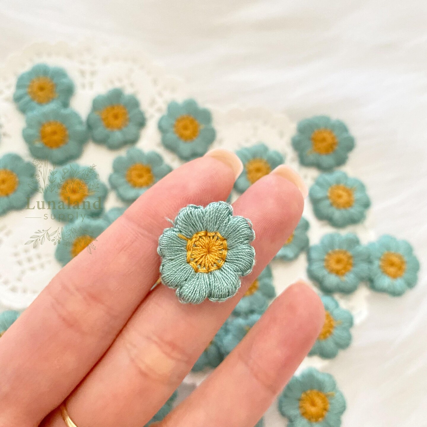FINGERINSPIRE 28 PCS Appliques De Fleurs Au Crochet 14 Couleurs Appliques De Couture Embellissements Avec Petites Perles Applique Florale Crochet Embellissements Faits à La Main Pour Vêtements