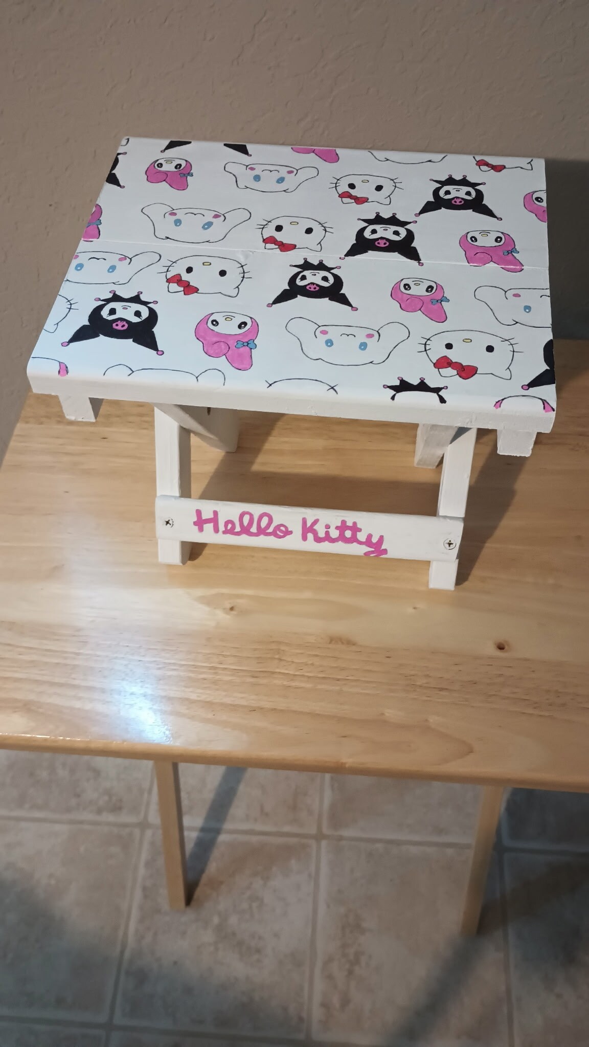 HELLO KITTY テーブル 60cm x 80cm HELLO KITTY テーブル 60cm x 80cm HELLO KITTY テーブル 60cm x