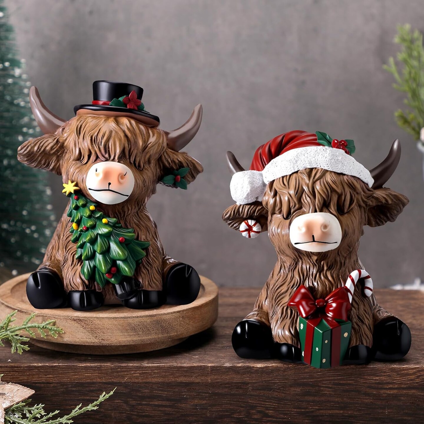 2 Pcs Christmas Highland Cow Decor – Resin Scottish Cow Figurines with Xmas Tree, Rustic Farmhouse Table, Tiered Tray & Home Decorations