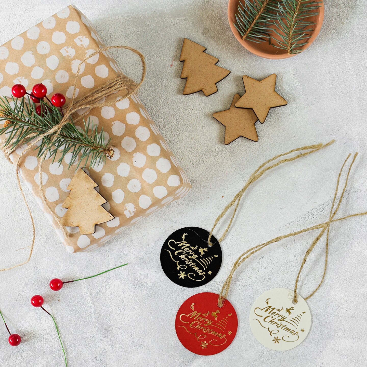 Wrapables 1.75 Inch Round Circle Gold Foil Christmas Holiday Gift Tags / Kraft Paper Hang Tags for Gift-Wrapping, Package Decoration with Jute String (100pcs), Red