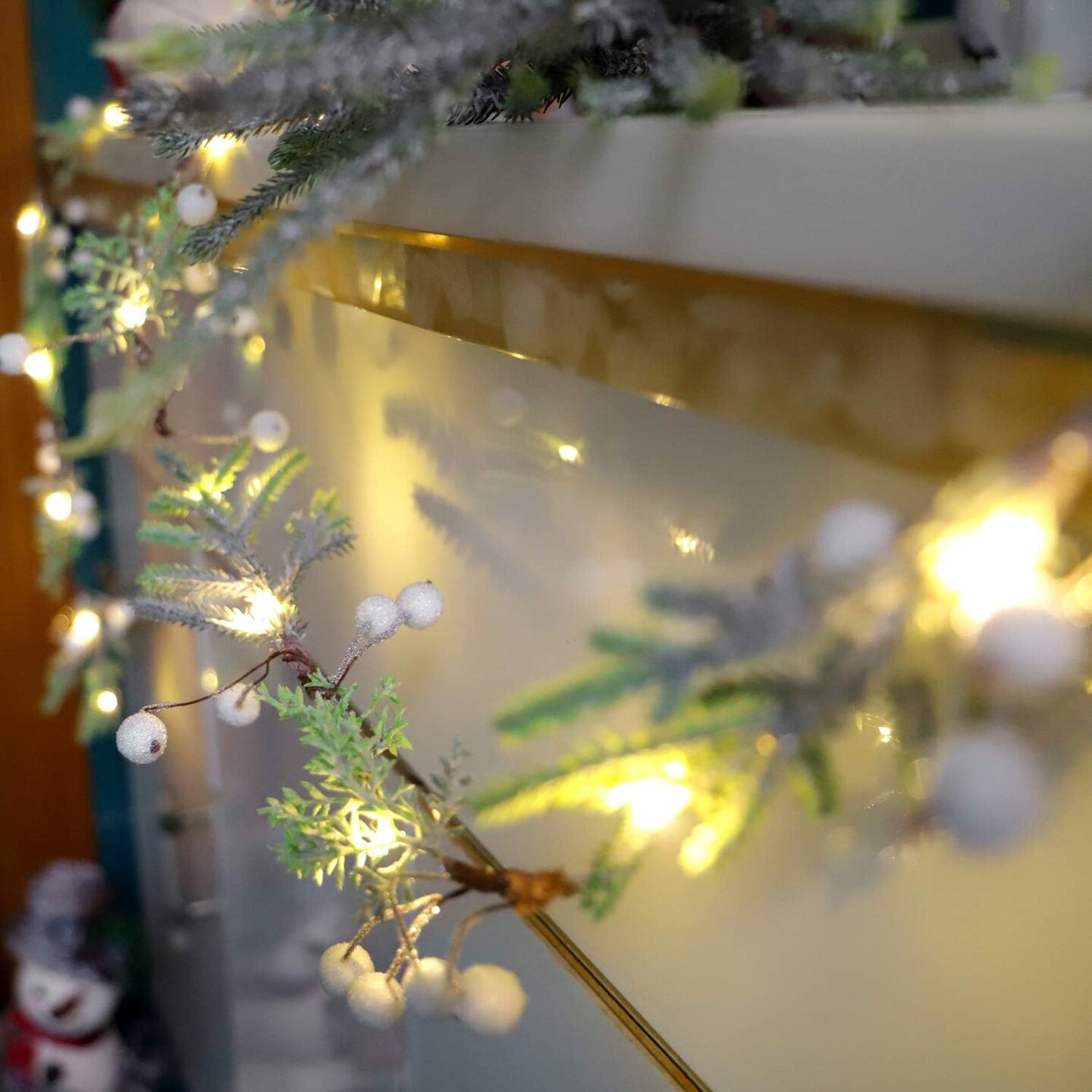 Pine Branch String Lights Norfolk Pine Garland with White Berry 6.5FT &#x26; 25LEDs Christmas Garland with Lights Battery Operated Lighted Christmas Garland for Mantle Christmas Tree Decorations