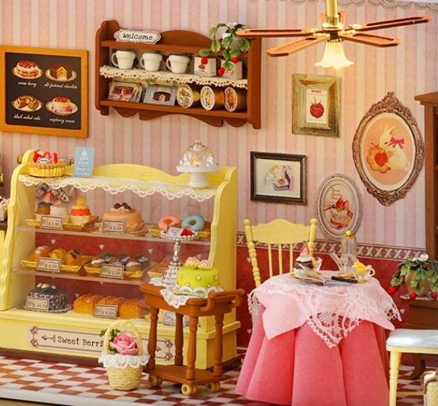 Sweet Berry Time Dollhouse Kit - Miniature Wizardi Roombox Kit F07M51-61-A-041-A
