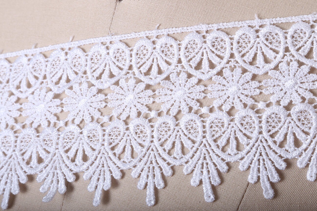 1 Yard Fabienne&#x27;s Ivory Venice Lace Trim With Flowers Hearts And Leaves 4&#x22; Wide