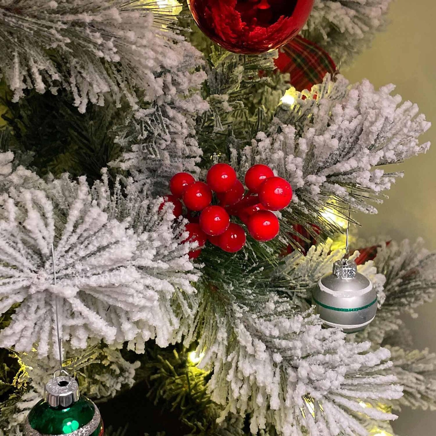 30 Pack Red Berry Stems (Red)