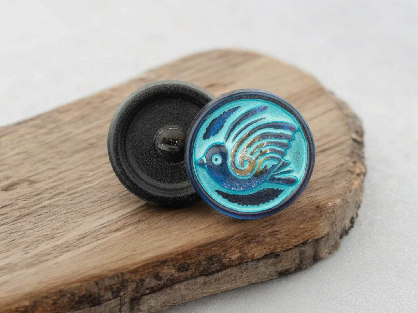 18mm Round Bird Design Button - Royal Blue with Aqua Wash -- Czech Glass Buttons