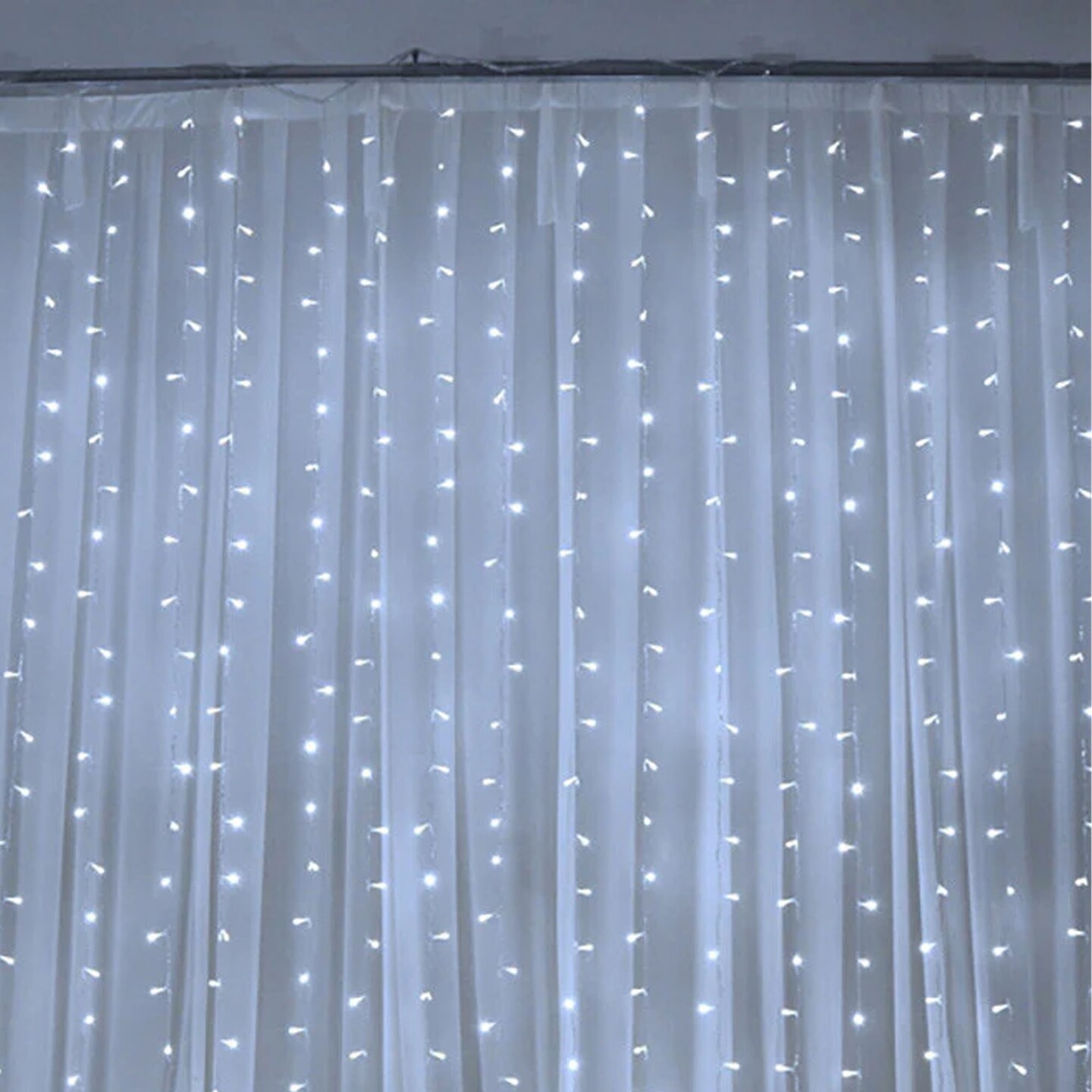 600 LED 24 Strand Twinkling Curtain Light Plug in