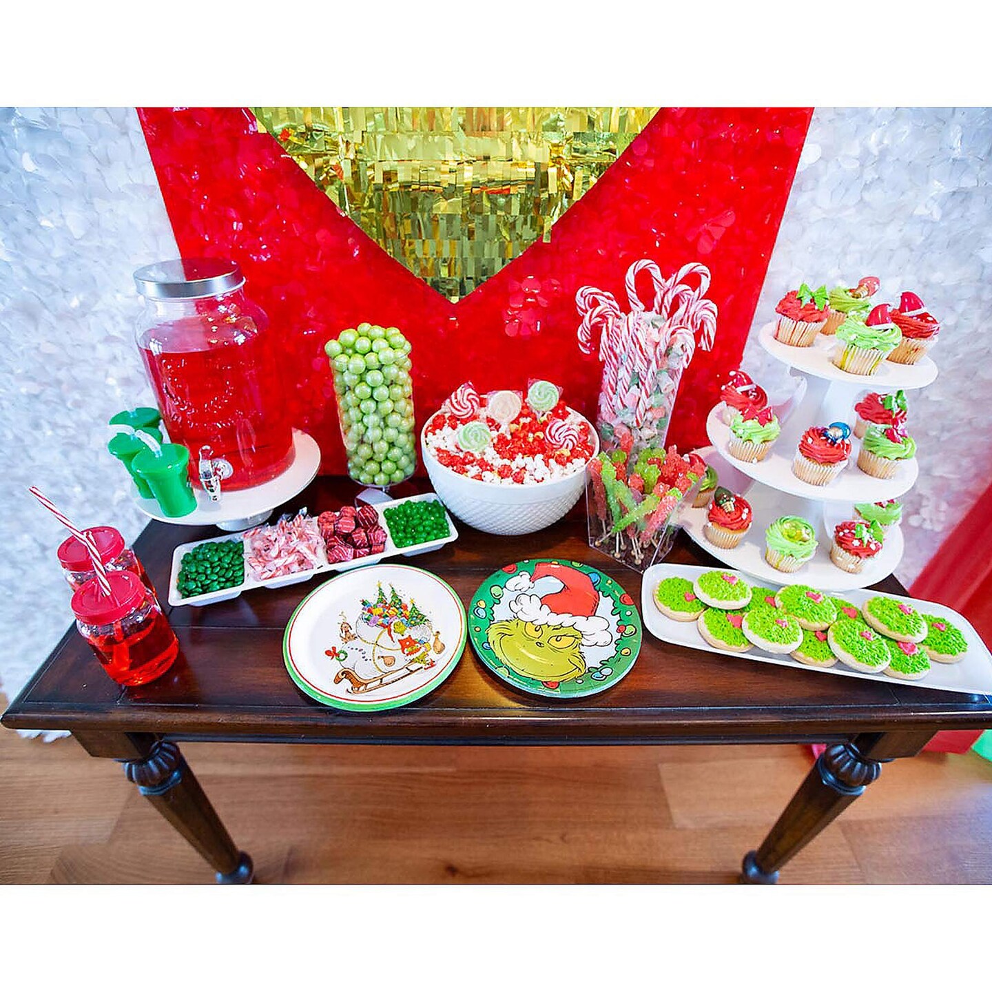 8 Count Grinch Themed Christmas Disposable Dinner Plates 9&#x22;