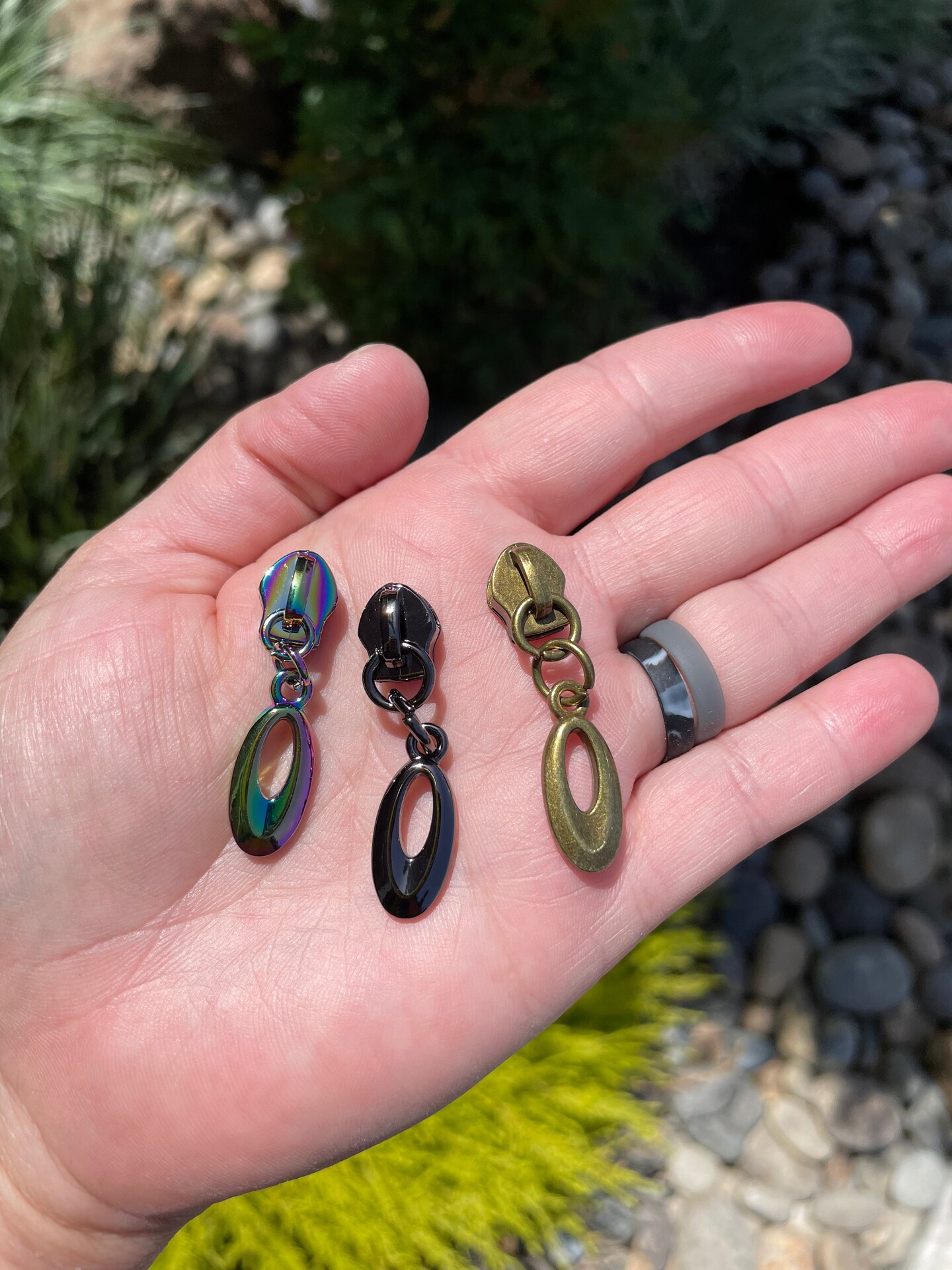 Oval dangle zipper pulls