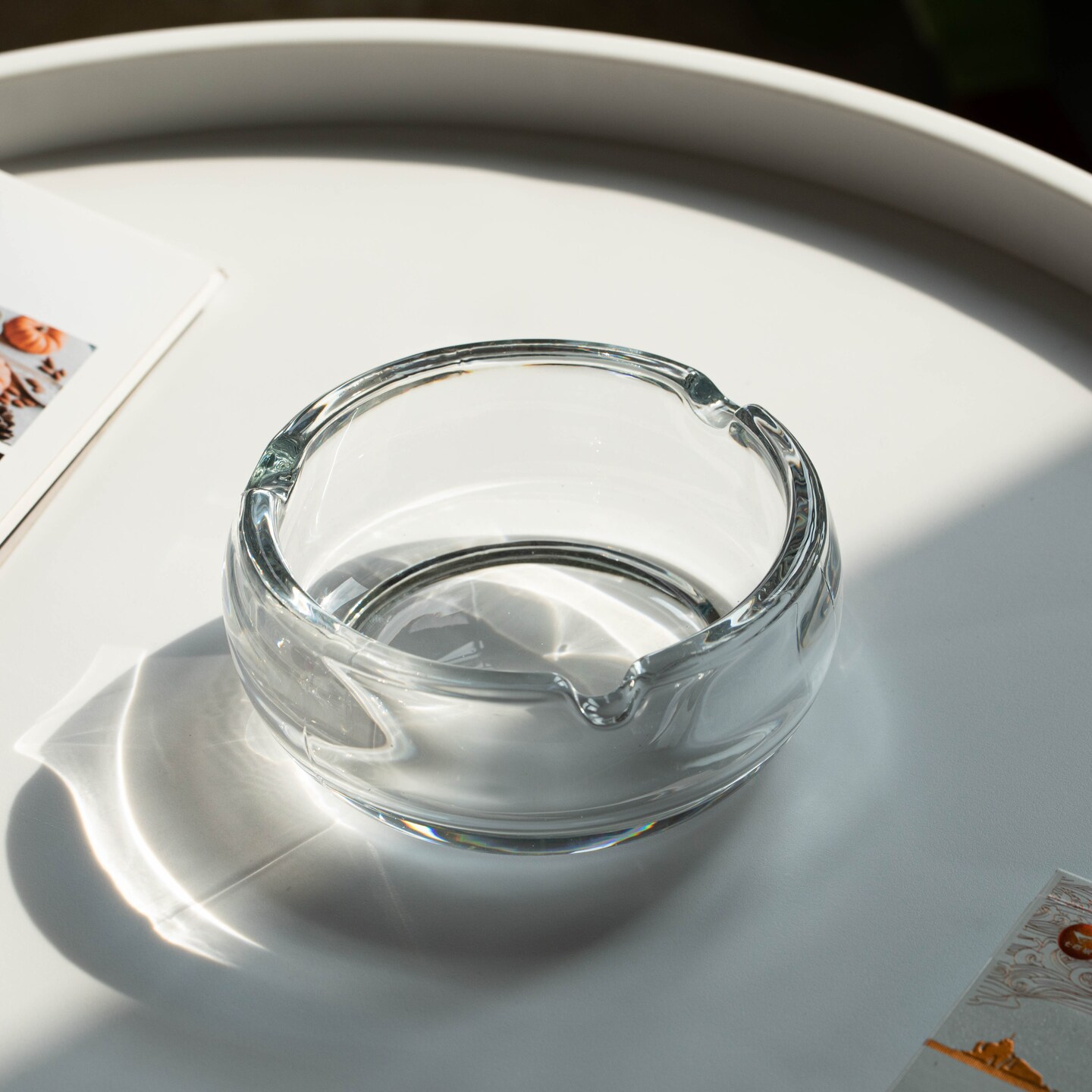 Basicwise Elegant Glass Round Portable and Modern Ashtray - Perfect for Smokers and as a Decorative Accent for Home, Office, Porch or Patio - Cigarette Holder for Both Indoor and Outdoor Use