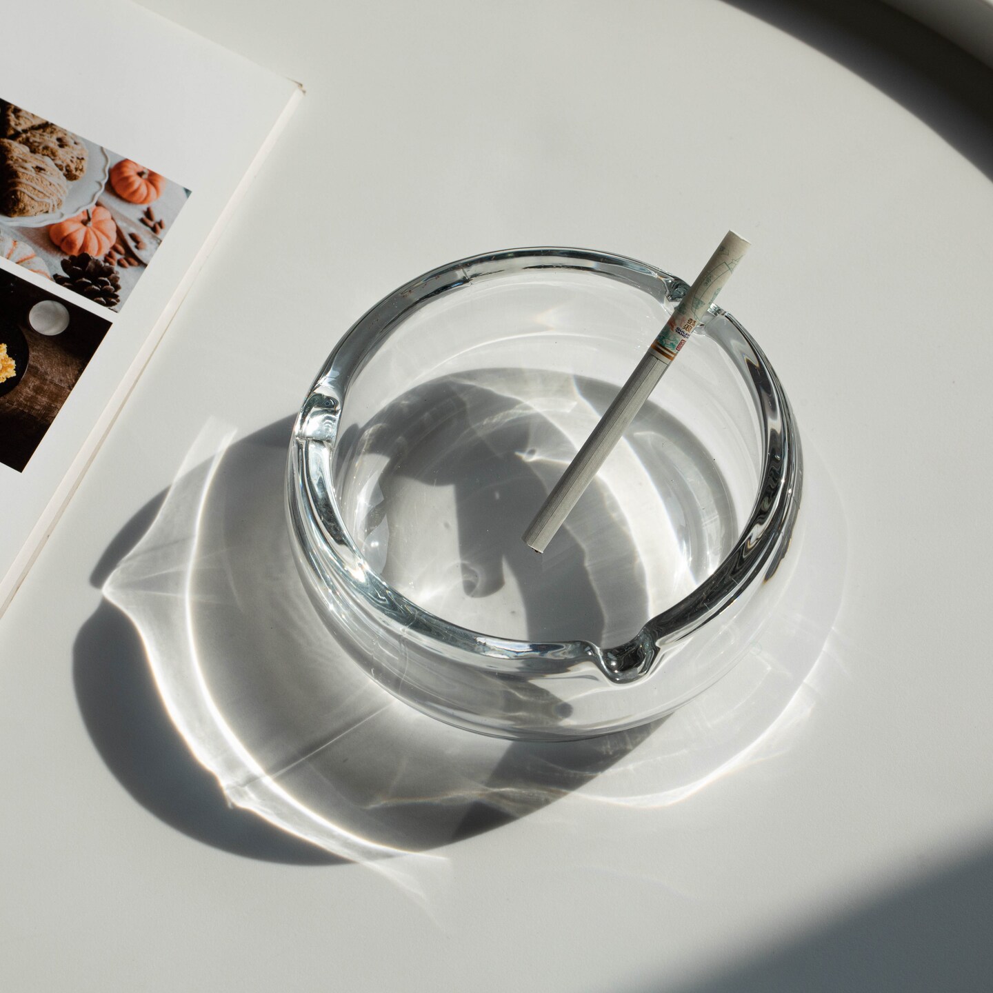 Basicwise Elegant Glass Round Portable and Modern Ashtray - Perfect for Smokers and as a Decorative Accent for Home, Office, Porch or Patio - Cigarette Holder for Both Indoor and Outdoor Use