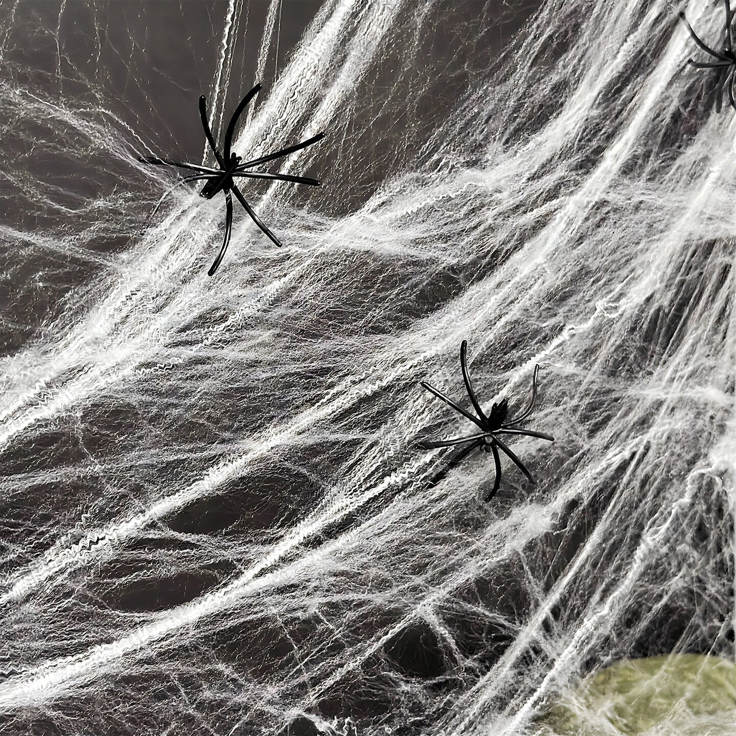 Wrapables 300 Sqft Spider Web with 30 Fake Spiders, Stretchy Cobweb Halloween Decoration for Parties, Haunted House
