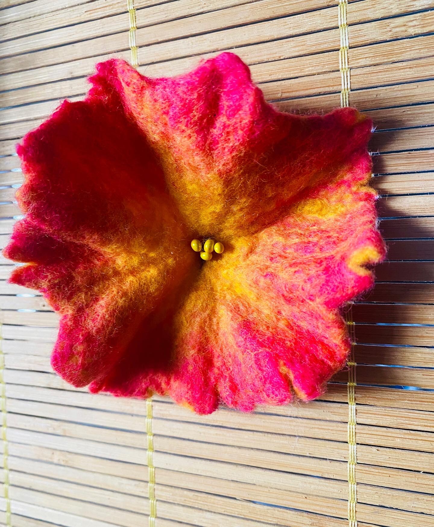 FINGERINSPIRE 14 Pcs Wool Felt Flower 7 Colors Wool Needle Felting Flower Crafts 36MM Handmade Felt Flower For Decoration Plush Knitted Flowers For Crafts DIY Children Hair & Brooches