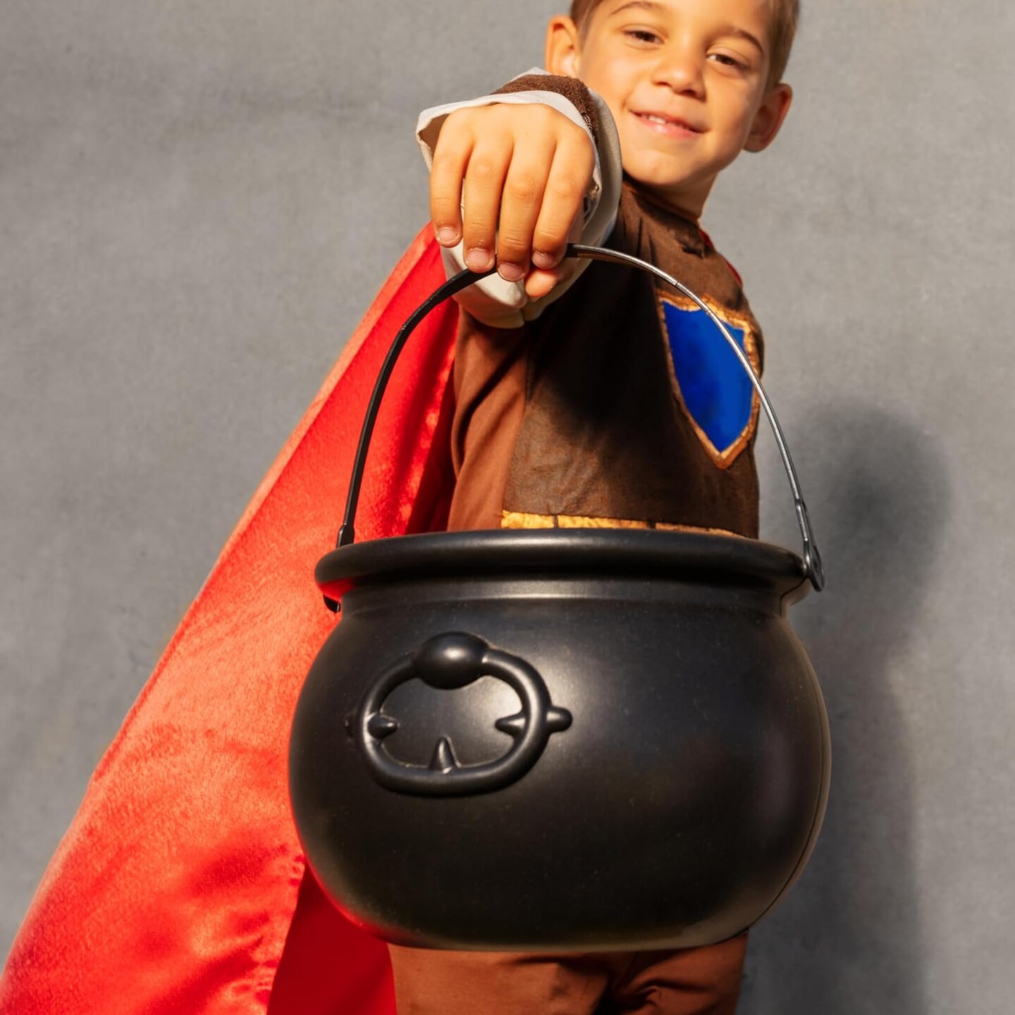 4E’s Novelty 7.5" Black Plastic Cauldron Candy Bowl – Large Halloween Witch Pot Bucket for Trick or Treat, Party Table Centerpiece, St. Patrick’s Day Pot of Gold, Leprechaun Decor, Wizard Accessory