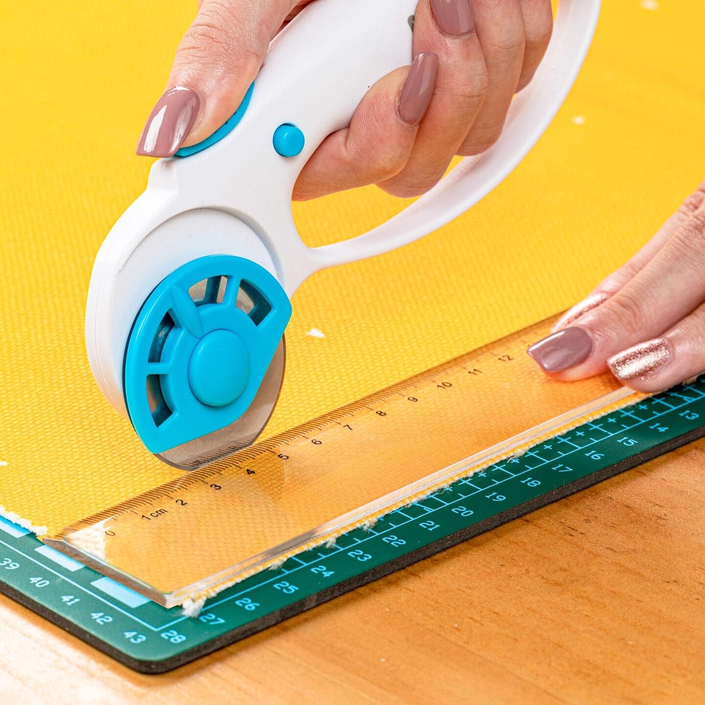 45mm Rotary Cutter for Fabric with Safety Lock Ergonomic Classic Comfort Loop Rotary Cutter for Crafting Sewing Quilting (Extra 5pcs 45mm Replacement Blades Included)