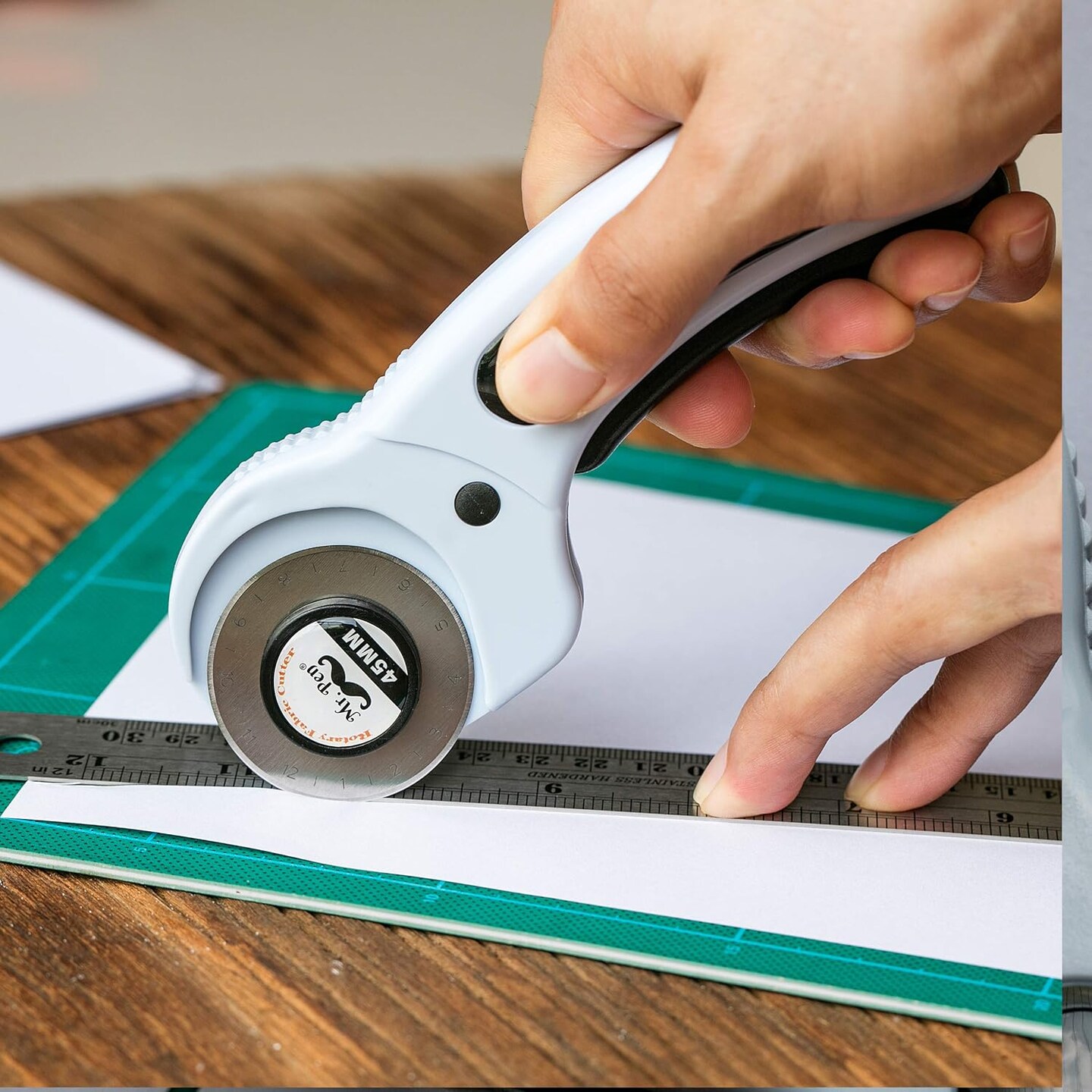45mm Rotary Cutter with 1 Extra Blade, Ergonomic Handle, Rotary Cutter for Fabric, Fabric Cutter, Fabric Cutter Wheel, Fabric Rotary Cutter, Rotary Cutting Tool, Rotary Fabric Cutter