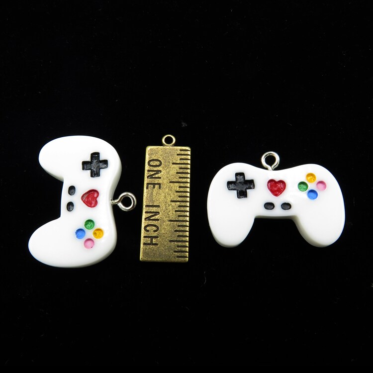 White Plastic Old School Video Game Controller (K373) (4x)