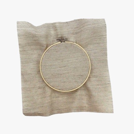 Tissu avec tambour à broder.