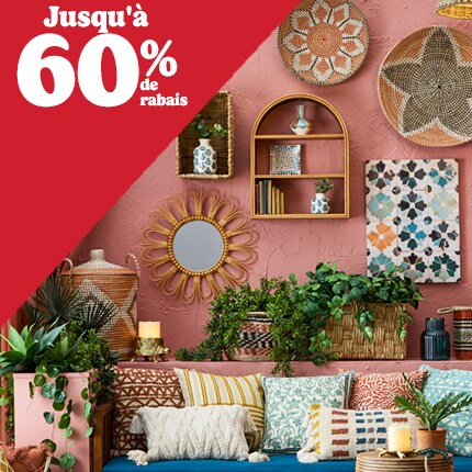 Canapé rose dans une pièce violette avec 60 % de réduction en texte blanc sur un triangle rouge.