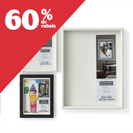 Un cadre en bois brun et deux cadres en bois blanc avec passe-partout.