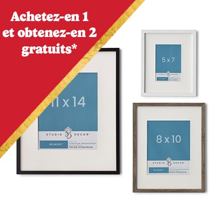 Trois cadres en bois avec des passe-partout crème et un triangle rouge avec le texte "Achetez 1, obtenez 2 gratuits" en blanc.