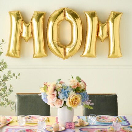 Mom spelled in balloons with party table