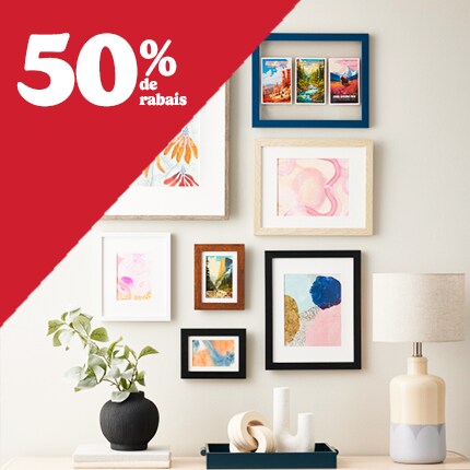 Deux cadres en bois brun et un cadre en bois blanc avec des passe-partout blancs.