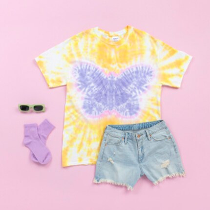 tie die shirt with a hat