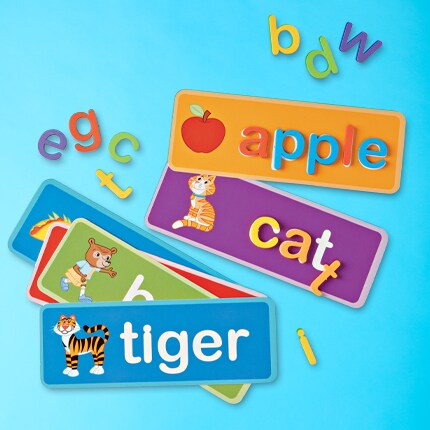 Word cards: apple, cat: tiger
