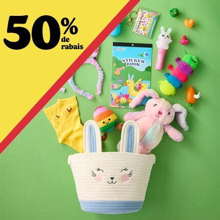 Panier de lapin débordant de jouets et d'objets d'artisanat pour enfants.