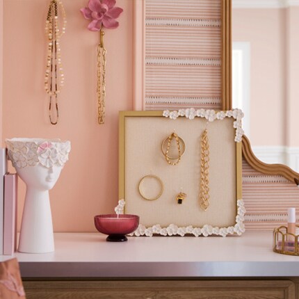 Girly pink & gold floral decor
