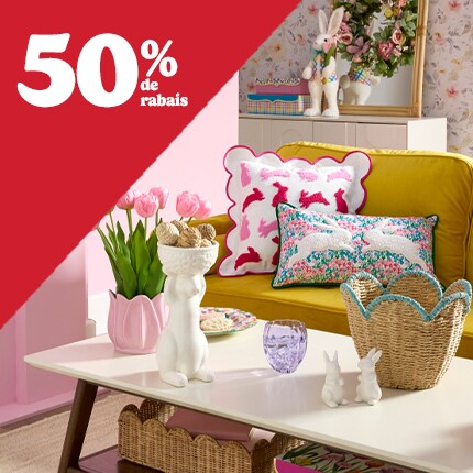 Salon avec décorations de Pâques et -50% en texte blanc sur triangle rouge.