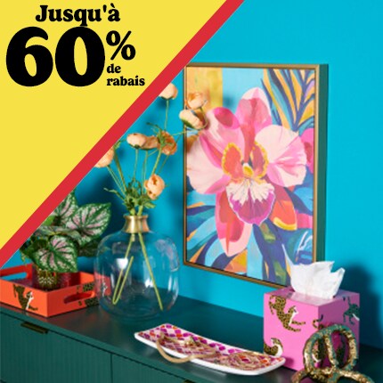 Chambre bleu sarcelle avec des accents roses tropicaux.