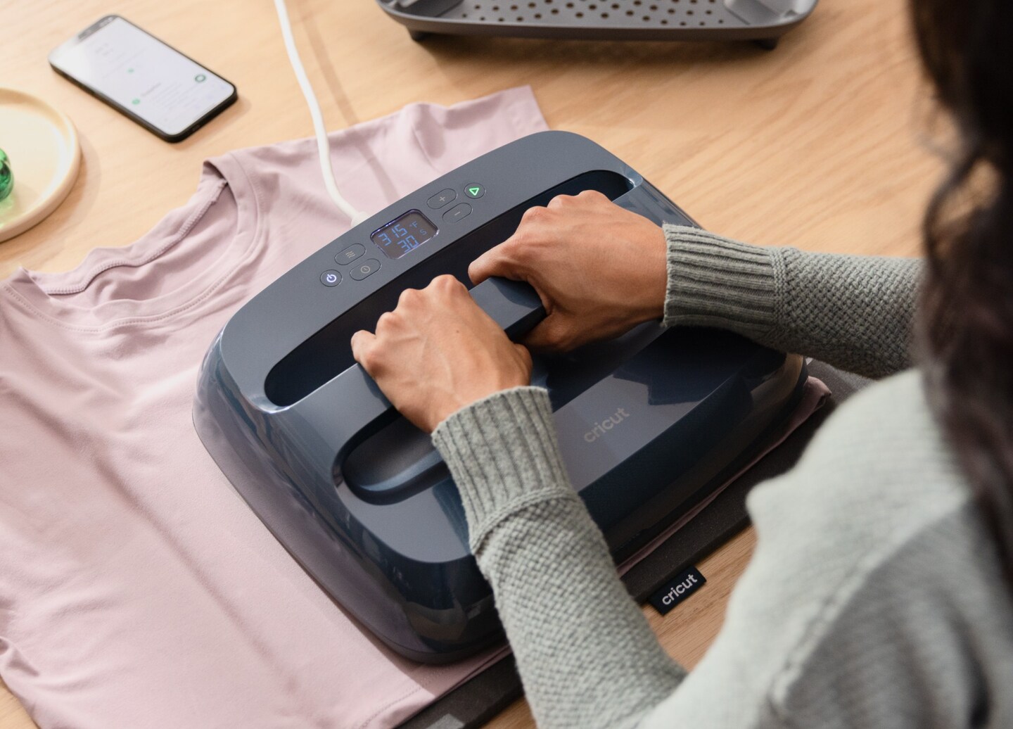 Easypress SE pressing a lavender shirt