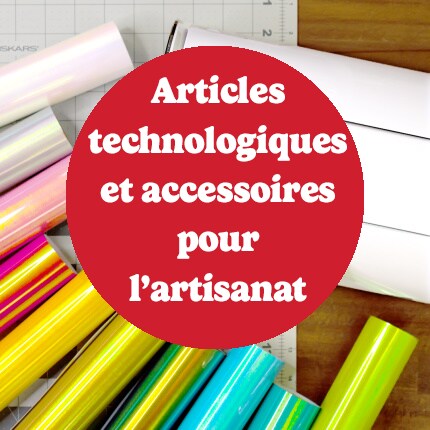 Texte blanc sur fond rouge : "Accessoires et technologie de bricolage" au-dessus d'une machine de bricolage et de rouleaux de vinyle.