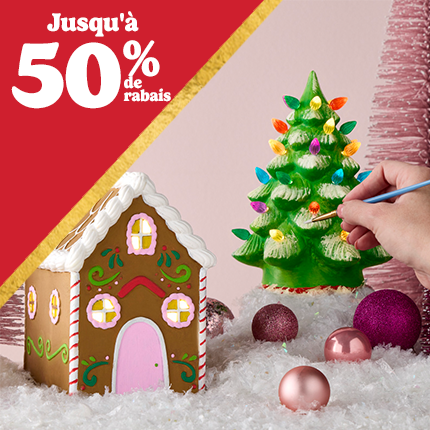 Arbre de Noël en céramique peint et maison en pain d'épice avec jusqu'à 50 % de réduction en texte blanc sur triangle rouge.