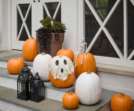 craft pumpkins on steps with lantersn