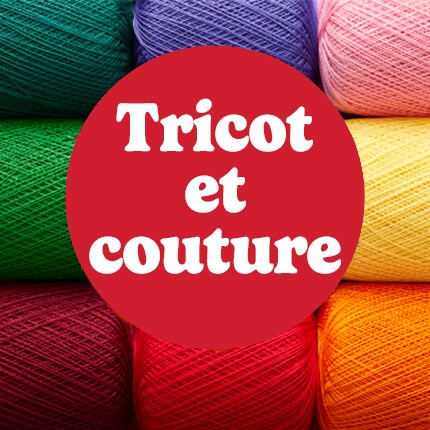 Tricoter et coudre en texte blanc dans une bulle rouge sur des bobines de fil aux couleurs de l'arc-en-ciel.