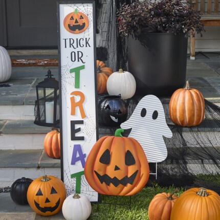 Halloween Outdoor Porch sign in a broom shape with a witch hat and different signs that say "Spooky Street", "Haunted House" and "Witche's Way" pointing left and right.
