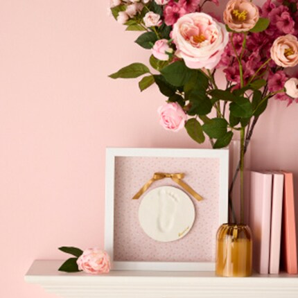 Mom spelled in balloons with party table