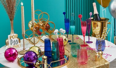 Bijoux et collections joyeuses pour la table du réveillon du Nouvel An.