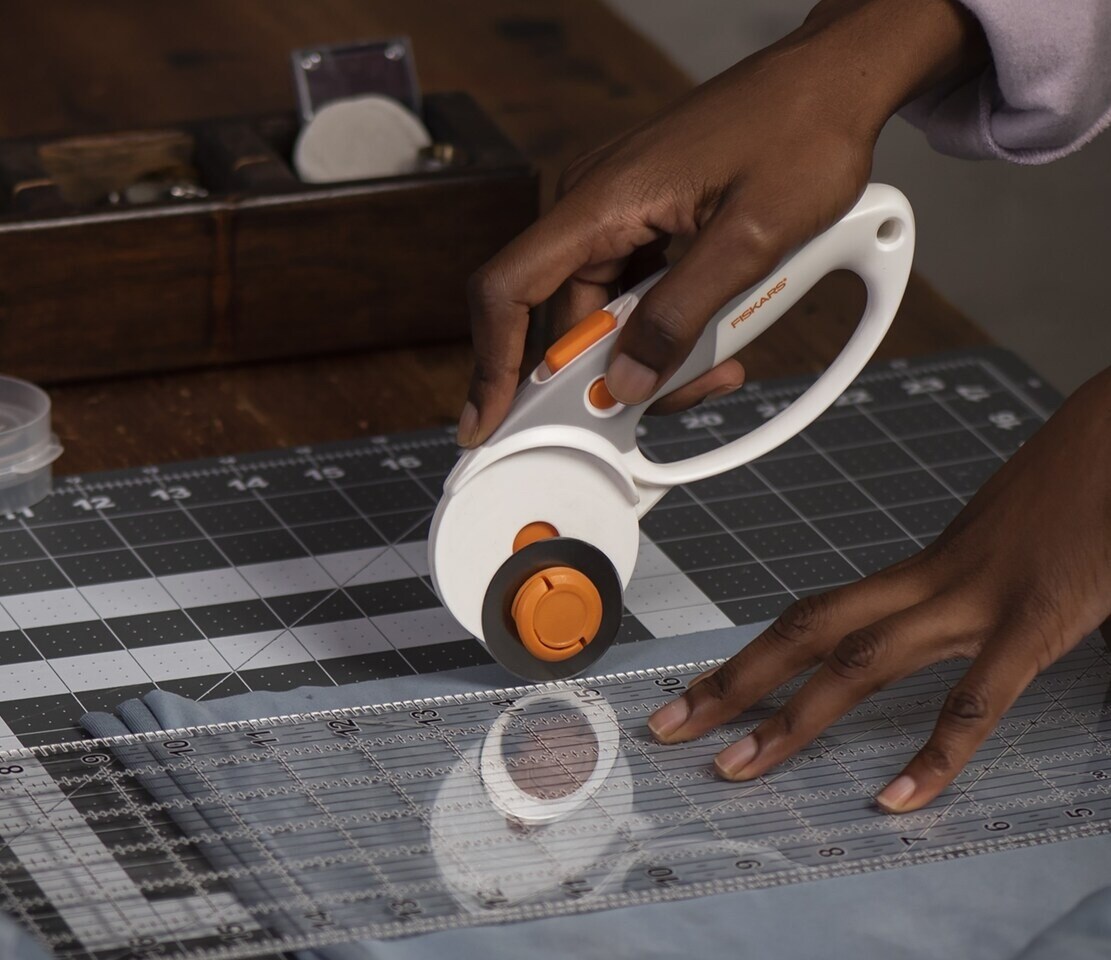 Fiskars cutting knife scoring poster board 