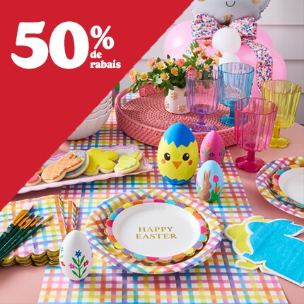 Table de fête de Pâques avec 50 % de réduction en texte blanc sur triangle rouge.