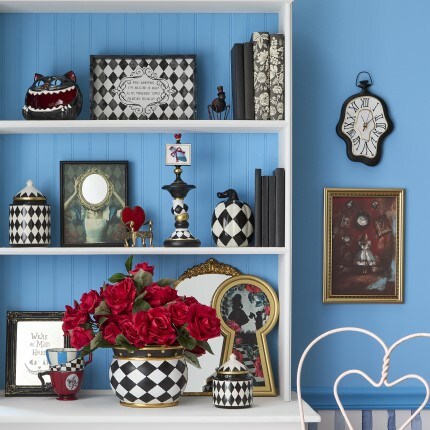 Halloween Alice's Adventures Decor Collection: tabletop decorations inspired in Alice in Wonderland, checkered patterns.