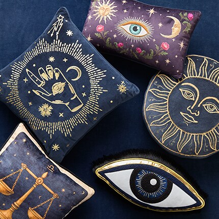 Coussins d'Halloween en couleurs rose, blanc et noir en formes de fantôme mignon, chat, carré et pierre tombale avec inscriptions.