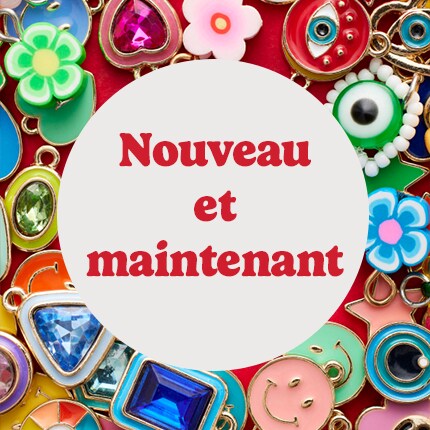 Nouveau & maintenant en texte rouge dans un cercle blanc sur des breloques