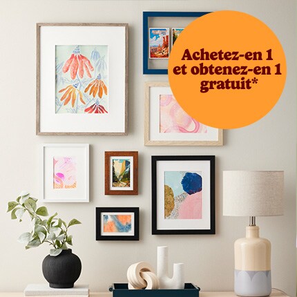 Cinq cadres avec des photos de famille de tailles variées.